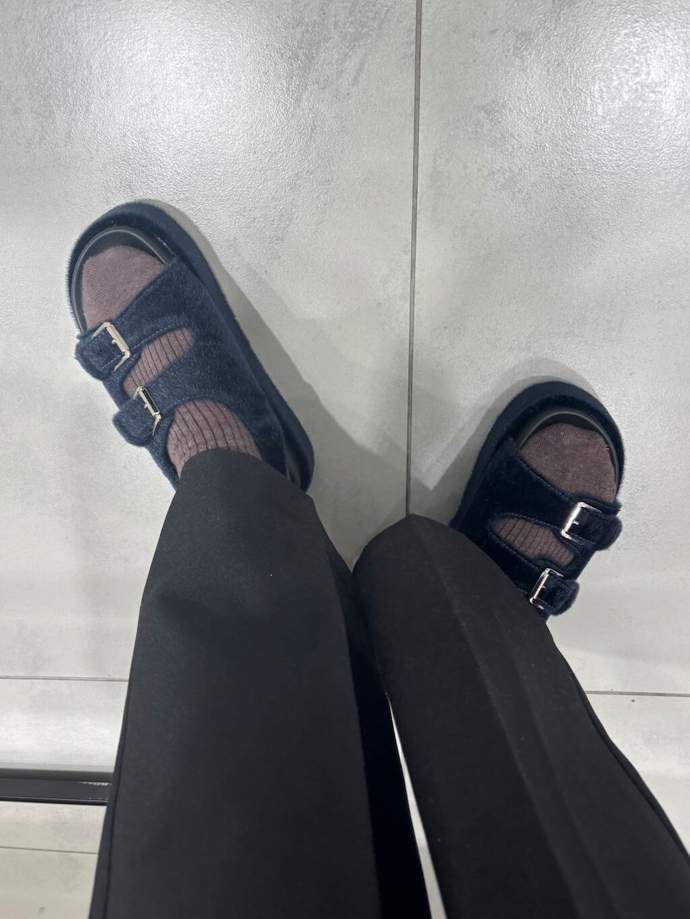 「ワイドパンツ、ブラウス、KBF、低身長、春コーデ、厚底、フラワー、春スタイル、春カラーコーデ、骨格ストレート、ストレート×低身長、sip2412、ブラウスが主役の春コーデ、kbfで選ぶ春」｜「KBFのプラットフォームファーサンダル（サンダル、ブルー系）」を使った、IMOKOさん（レディース・148cm）の春コーディネートの2枚目の写真