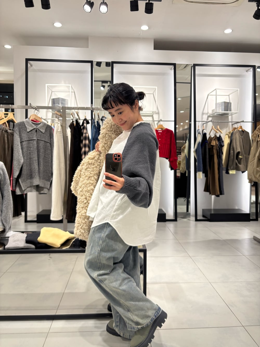 ホワイト系のその他アウター、ホワイト系のその他アウター、ブルー系のデニムパンツを着用したレディースの秋コーディネートの5枚目の写真