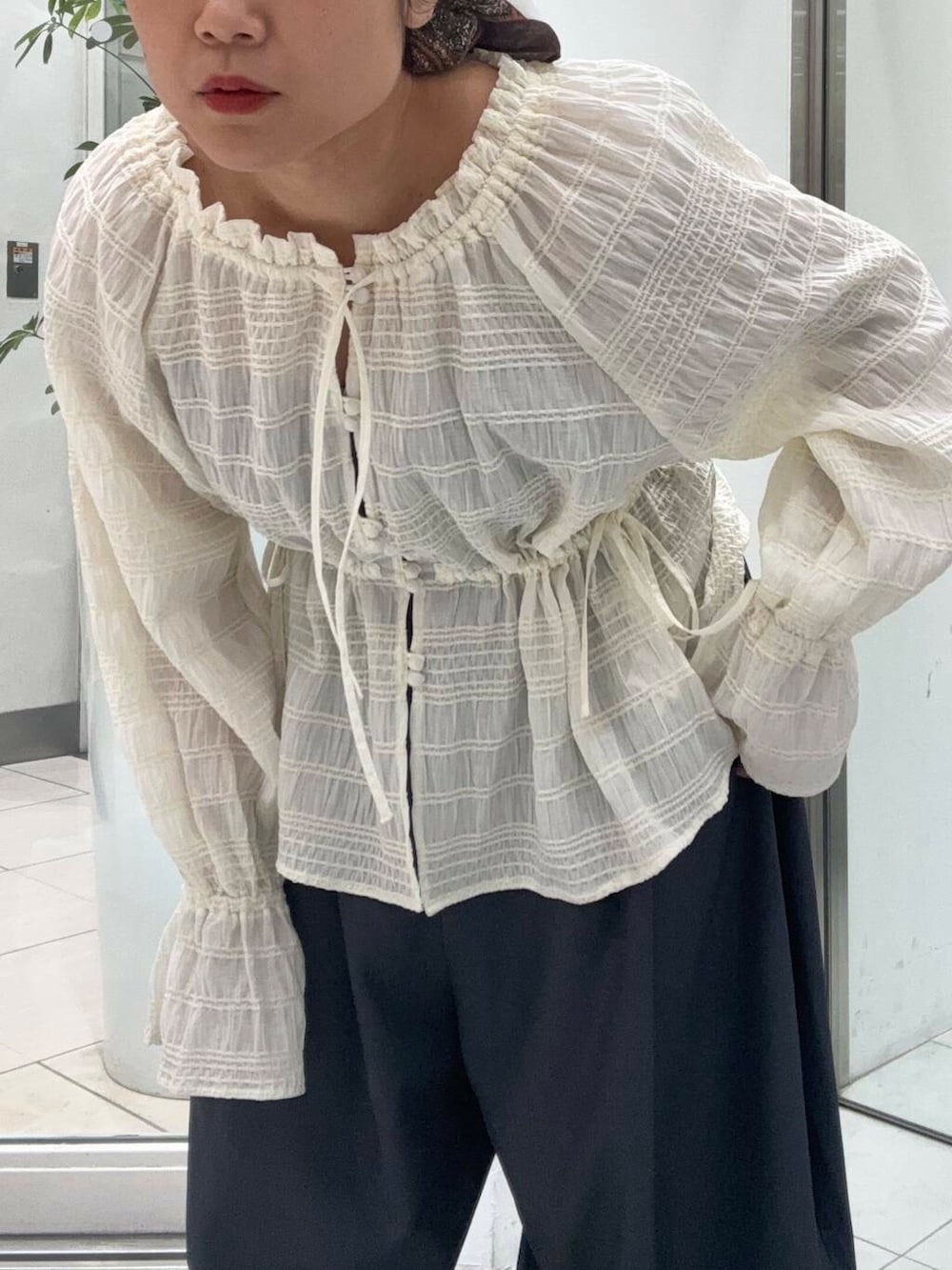 グレー系のその他パンツ、ホワイト系のシャツ/ブラウス、ブラウン系のスニーカーを着用したレディースの冬コーディネートの3枚目の写真