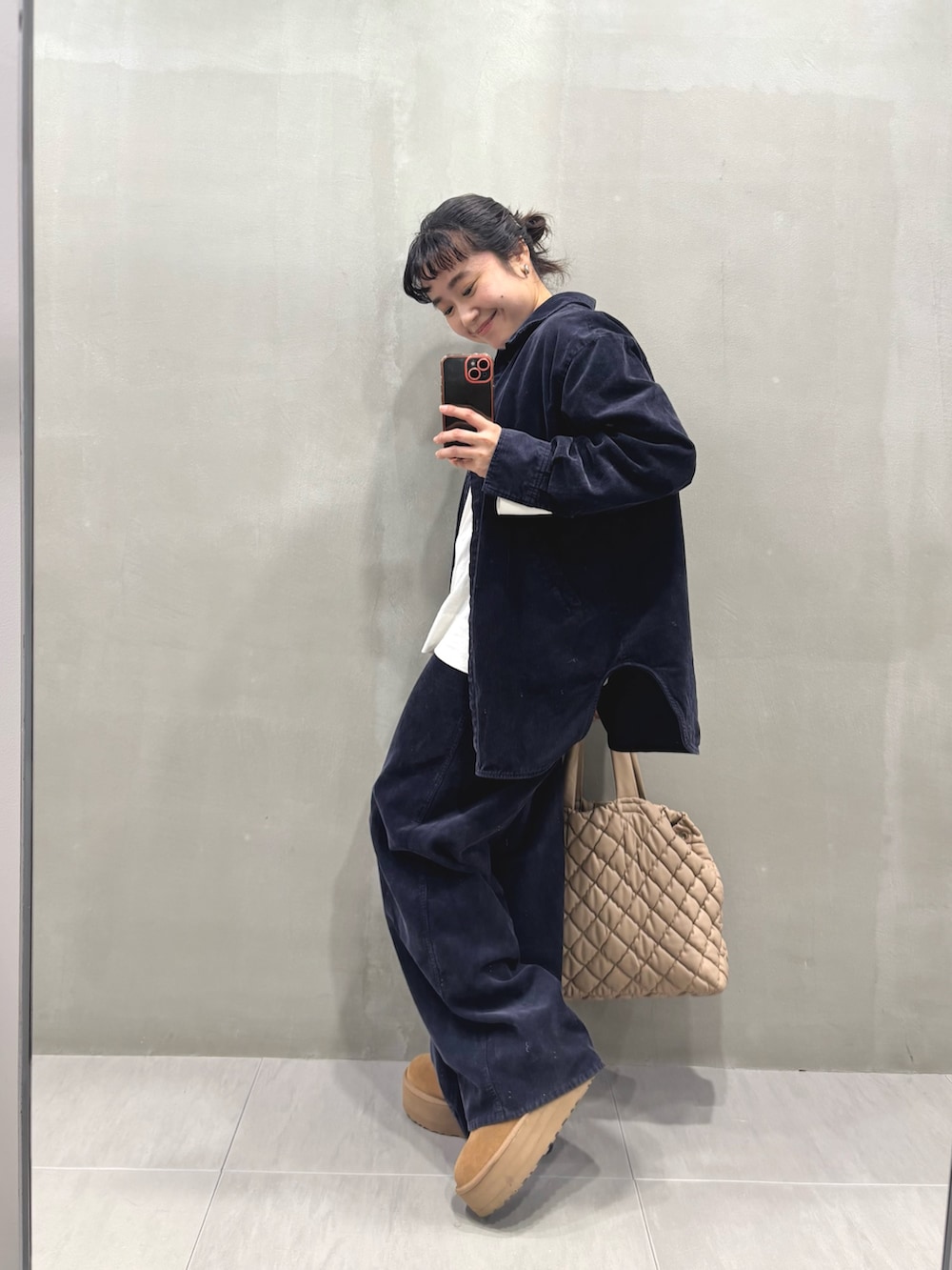 ブルー系のシャツ/ブラウス、ブルー系のその他パンツ、ブラウン系のショルダーバッグを着用したレディースの秋コーディネートの2枚目の写真