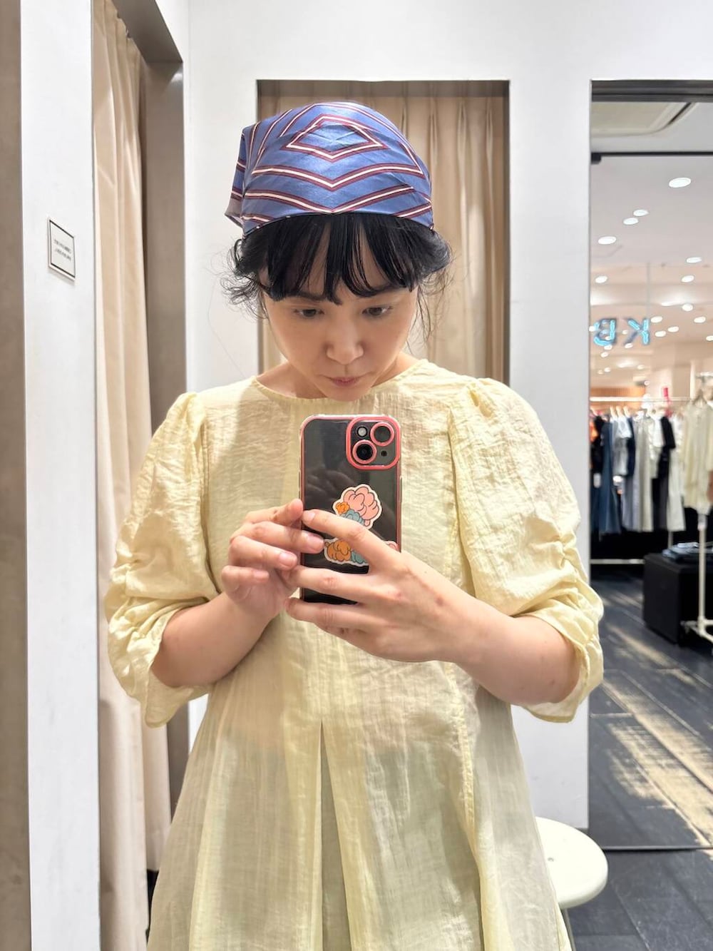 イエロー系のワンピース、ブラック系のスニーカーを着用したレディースの夏コーディネートの3枚目の写真