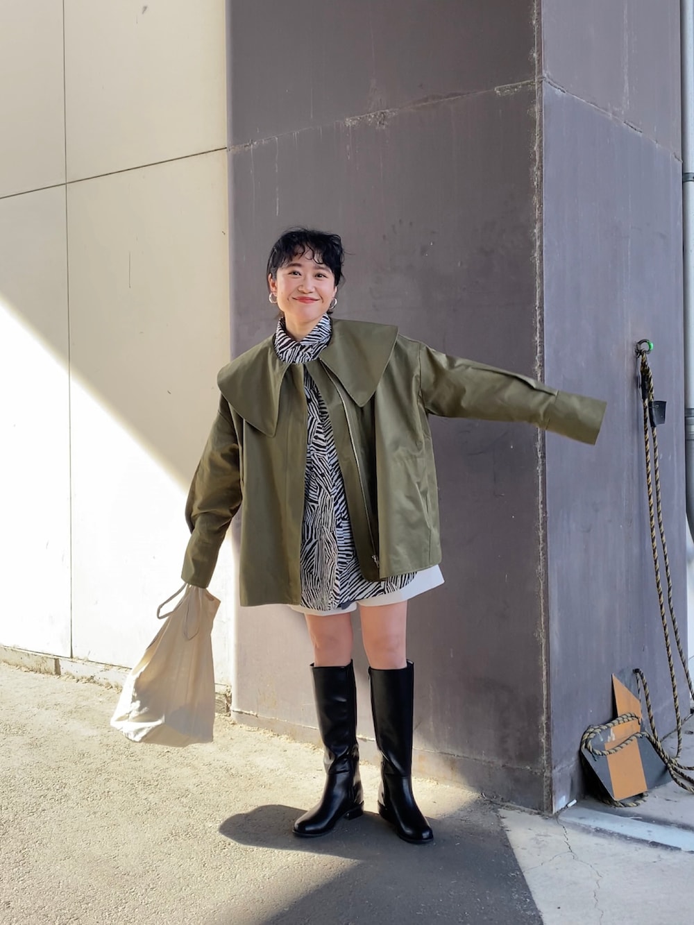 グリーン系のその他アウター、ブラック系のシャツ/ブラウス、ホワイト系のその他パンツを着用したレディースの冬コーディネートの2枚目の写真