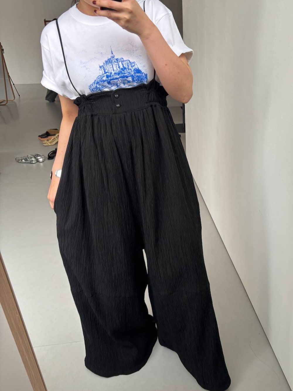 「ワイドパンツ、Tシャツ、KBF、サロペット、低身長、ロゴtee、bigtee、tee、骨格ストレート、初夏のお出かけコーデ、ストレート×低身長、sip2412」｜「KBFのボリュームサロペット（サロペット/オーバーオール、ブラック系）」を使った、IMOKOさん（レディース・148cm）の春コーディネートの2枚目の写真