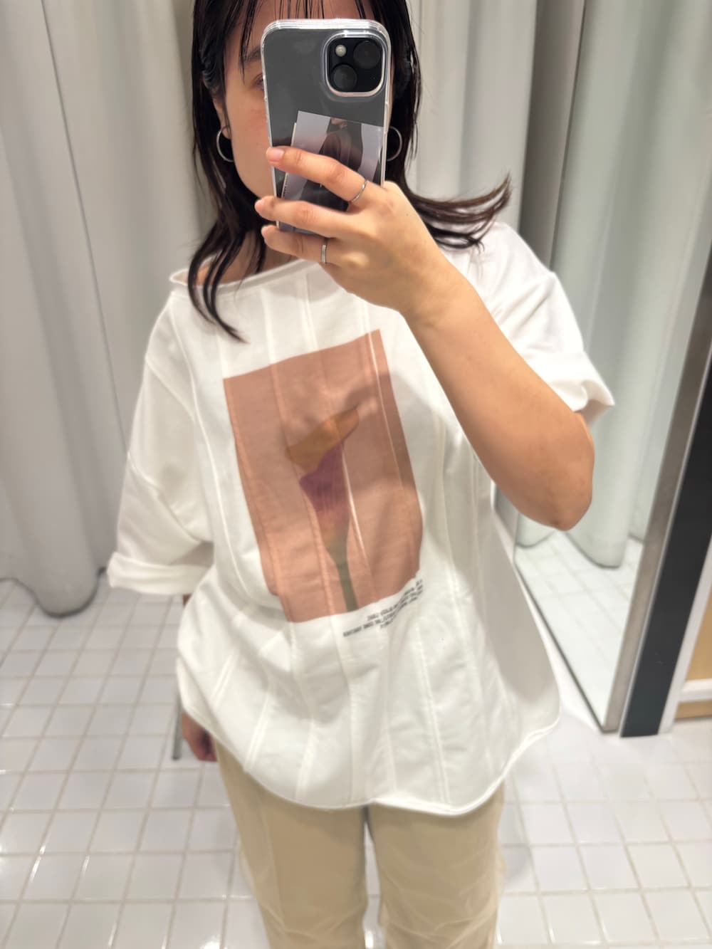 ホワイト系のTシャツ/カットソー、ベージュ系のその他アウター、ベージュ系のその他パンツを着用したレディースの春コーディネートの3枚目の写真
