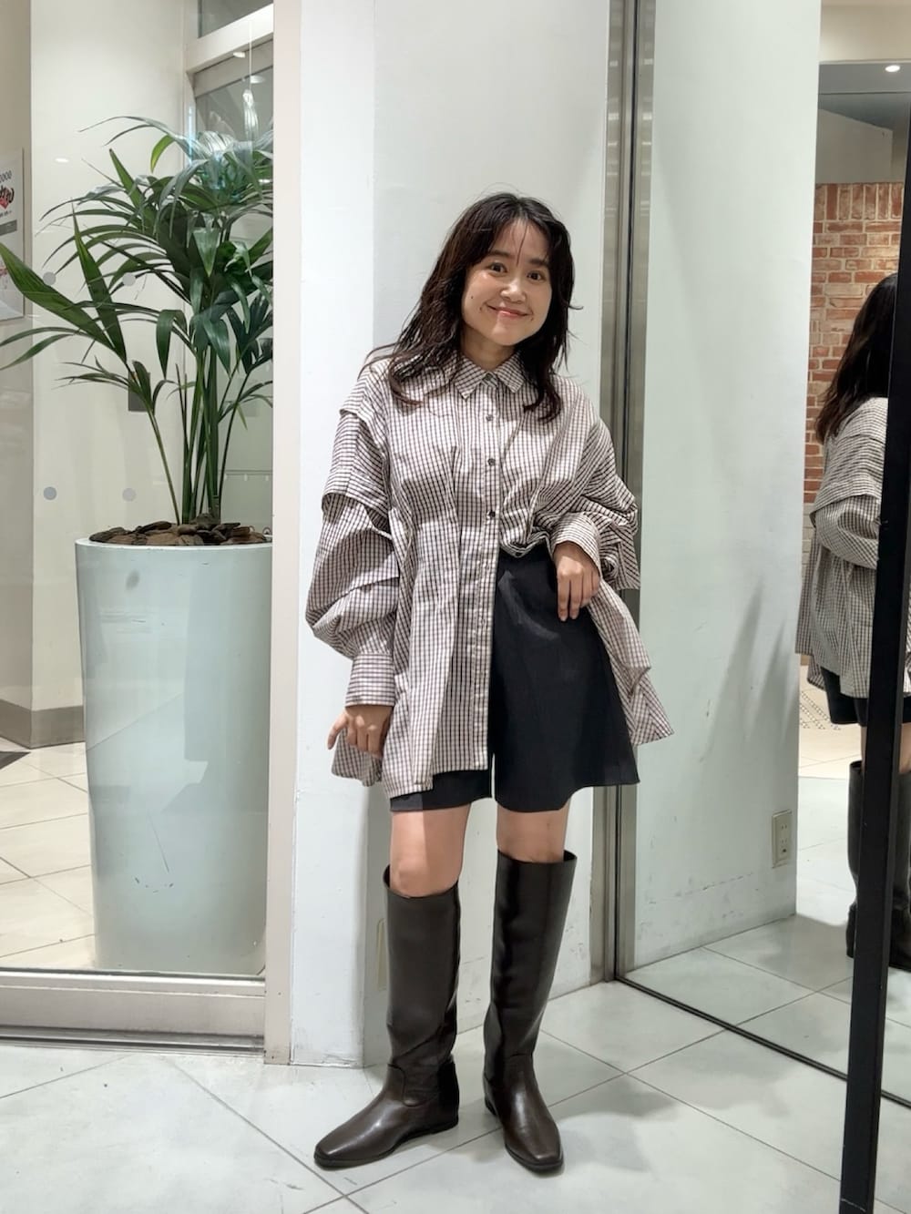ピンク系のシャツ/ブラウス、ブラウン系のその他パンツ、ブラウン系のブーツを着用したレディースの秋コーディネートの2枚目の写真