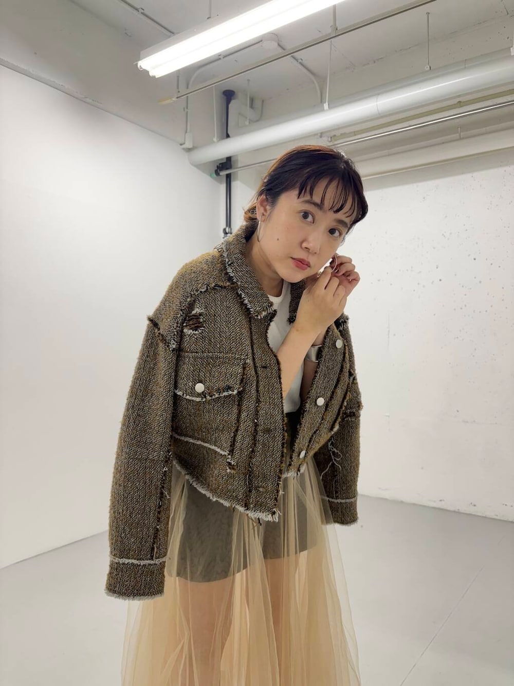「ジャケット、秋、低身長、ショートパンツ、秋スタイル、チュールスカート、骨格ストレート、ストレート×低身長」｜「KBFのダメージツイードジャケット（その他アウター、ブラウン系）」を使った、IMOKOさん（レディース・148cm）の夏コーディネートの2枚目の写真
