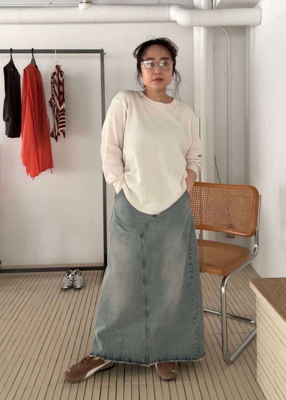 「デニム、ジャケット、メガネ、Tシャツ、オーバーサイズ、フリンジ、KBF、ワッフル、低身長、デニムスカート、春コーデ、台形スカート、プーマ、春スタイル、春カラーコーデ」｜「KBFのバックスリットデニムスカート（スカート、ブルー系）」を使った、IMOKOさん（レディース・148cm）の春コーディネートの2枚目の写真
