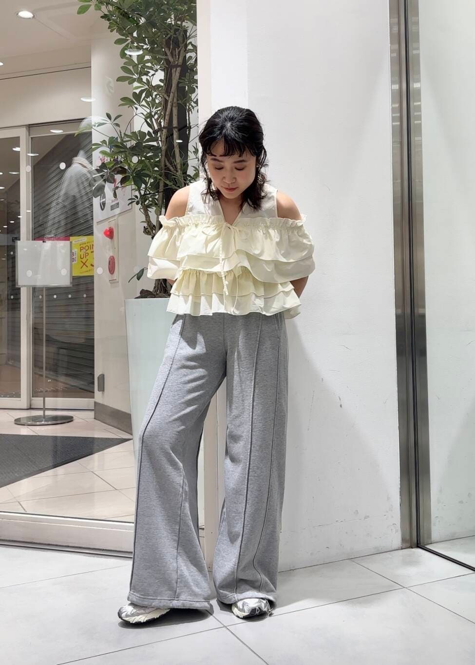 「スニーカー、ベスト、ブラウス、KBF、パンツ、低身長、春コーデ、チュニック、マルチWAY、スウェットパンツ、春スタイル、春カラーコーデ、骨格ストレート、即戦力ブラウスコーデ、ストレート×低身長」｜「SENSE OF PLACE by URBAN RESEARCHのピグメントスウェットパンツ（スウェットパンツ、グレー系）」を使った、IMOKOさん（レディース・148cm）の春コーディネートの2枚目の写真