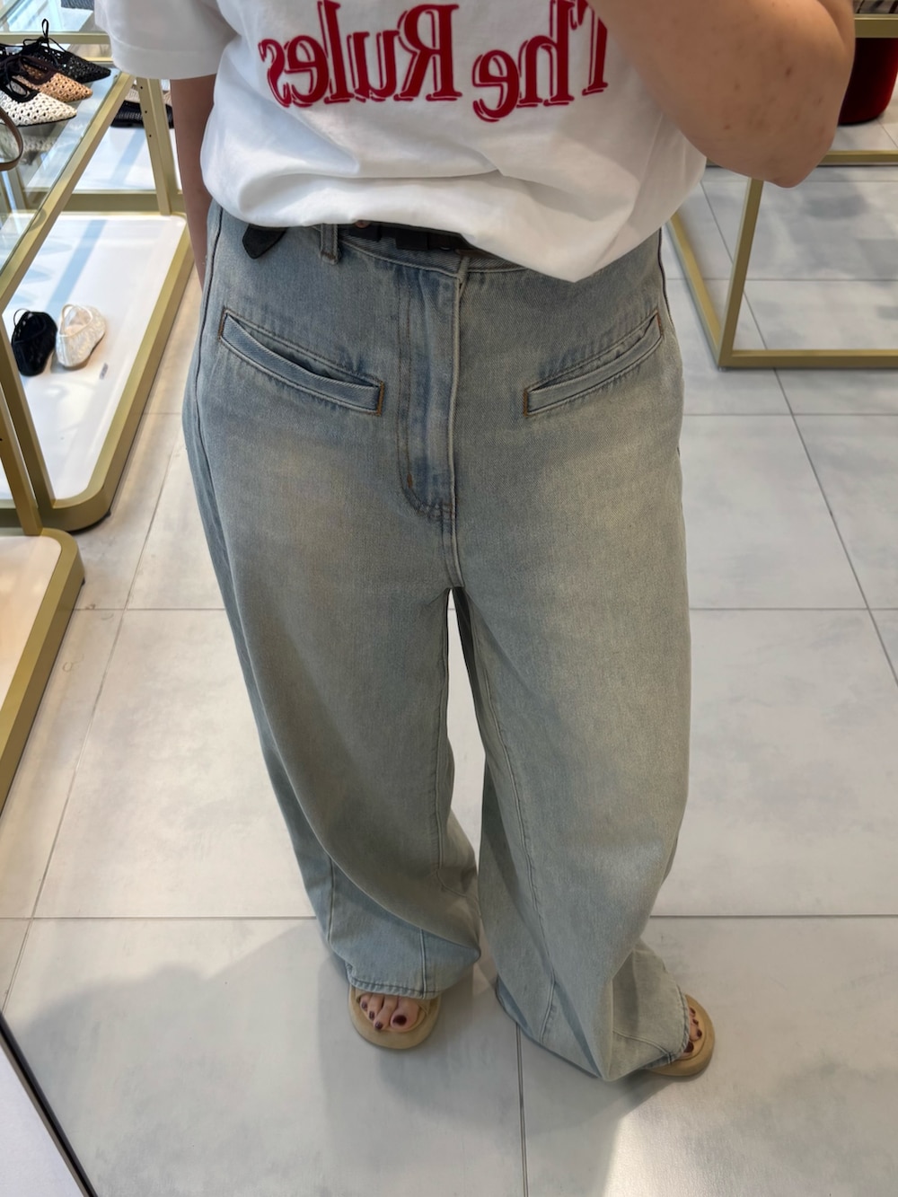 ブルー系のデニムパンツ、ベージュ系のサンダル、ベージュ系のサンダルを着用したレディースの夏コーディネートの3枚目の写真