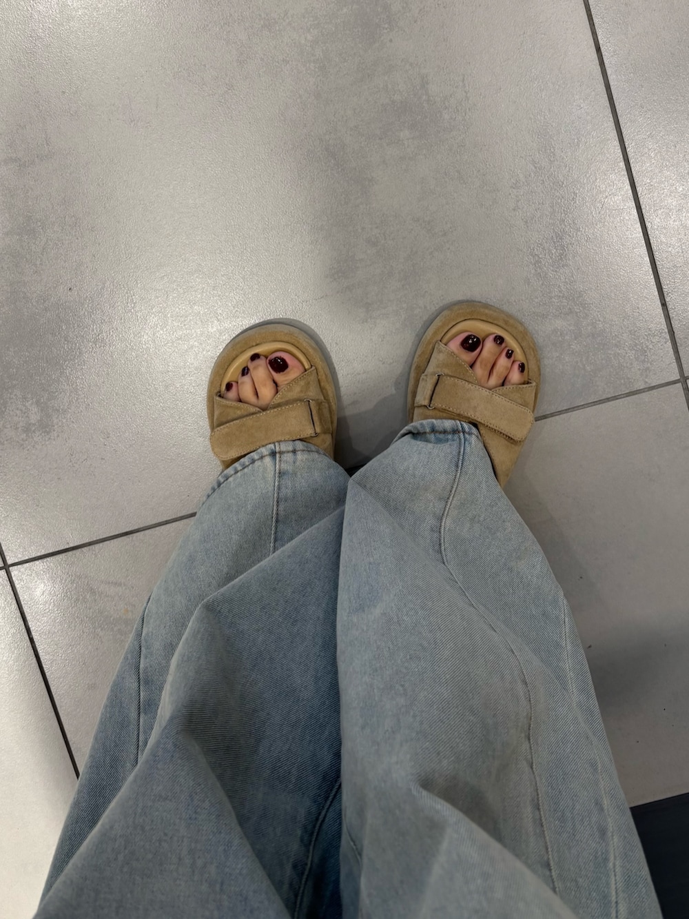 ブルー系のデニムパンツ、ベージュ系のサンダル、ベージュ系のサンダルを着用したレディースの夏コーディネートの2枚目の写真