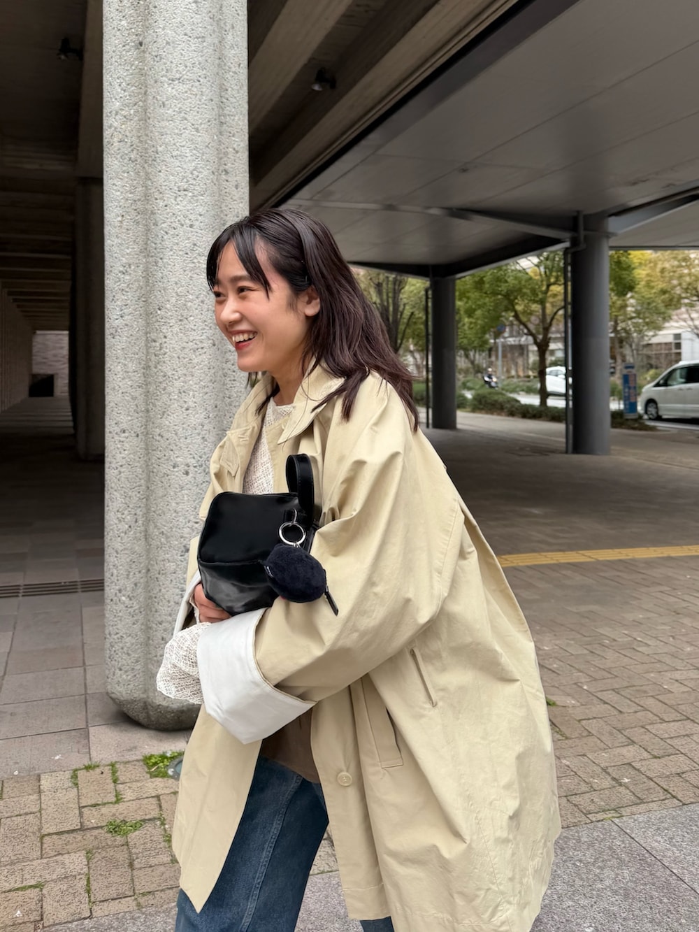 ブラック系のトートバッグ、ベージュ系のその他アウターを着用したレディースの春コーディネートの6枚目の写真