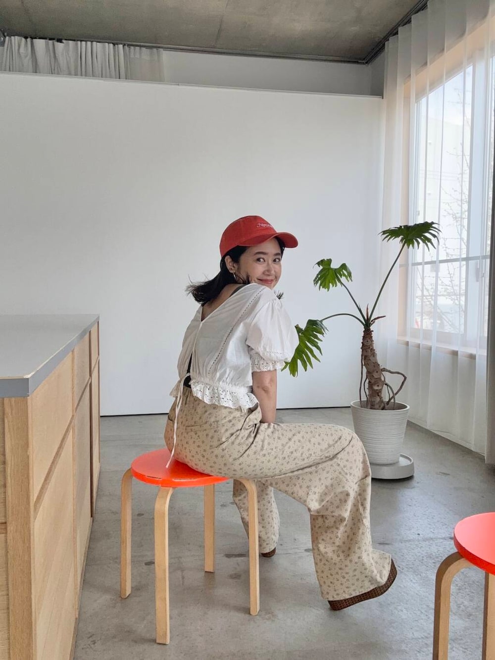 「ワイドパンツ、キャップ、KBF、低身長、クロップド丈、厚底サンダル、ボリューム袖、カラーコーデ、フリルブラウス、ドロストパンツ、春カラーコーデ、骨格ストレート、初夏のお出かけコーデ、ストレート×低身長、sip2412」｜「KBFの2WAYコンパクトレースブラウス（シャツ/ブラウス、ホワイト系）」を使った、IMOKOさん（レディース・148cm）の春コーディネートの2枚目の写真