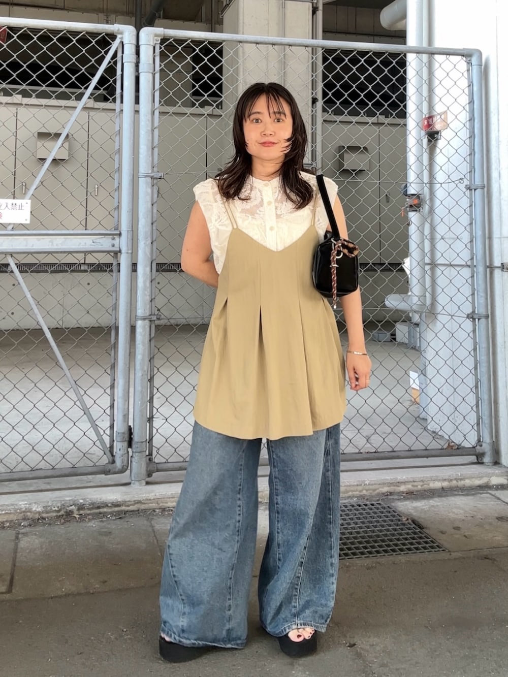 グリーン系のその他トップス、ブルー系のデニムパンツ、ホワイト系のシャツ/ブラウスを着用したレディースの夏コーディネートの2枚目の写真