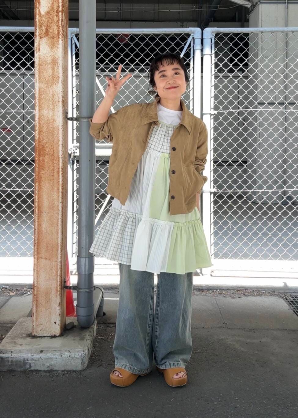 「ワンピース、キャミワンピース、デニム、ジャケット、サンダル、KBF、低身長、厚底サンダル、ショートシャツ、ドロストパンツ、骨格ストレート、初夏のお出かけコーデ、ストレート×低身長、sip2412、kbfで選ぶ春」｜「KBFの『2サイズ展開』ドローストリングデニム（デニムパンツ、ブルー系）」を使った、IMOKOさん（レディース・148cm）の春コーディネートの2枚目の写真