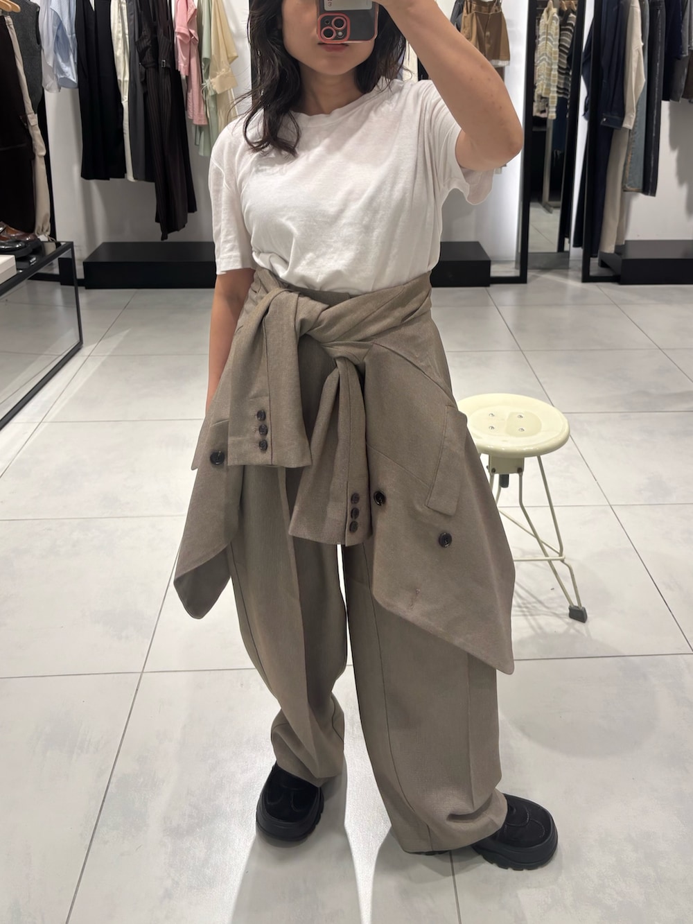 「チェック、セットアップ、セットアップスタイル、ジャケット、ポシェット、スラックス、メガネ女子、晩夏カラーコーデ、低身長、低身長コーデ、ショルダーバッグ、ブラウン、スリッポン、厚底シューズ、秋服準備はじめました」｜「KBFのバッグSETダブルジャケット（テーラードジャケット、ブラウン系）」を使った、IMOKOさん（骨格ストレート・レディース・148cm）の秋コーディネートの4枚目の写真