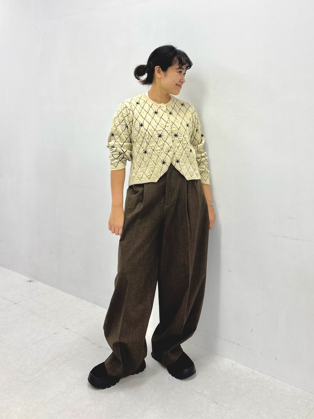 ベージュ系のニット/セーター、ベージュ系のニット/セーター、ブラック系のシューズを着用したレディースの秋コーディネートの2枚目の写真