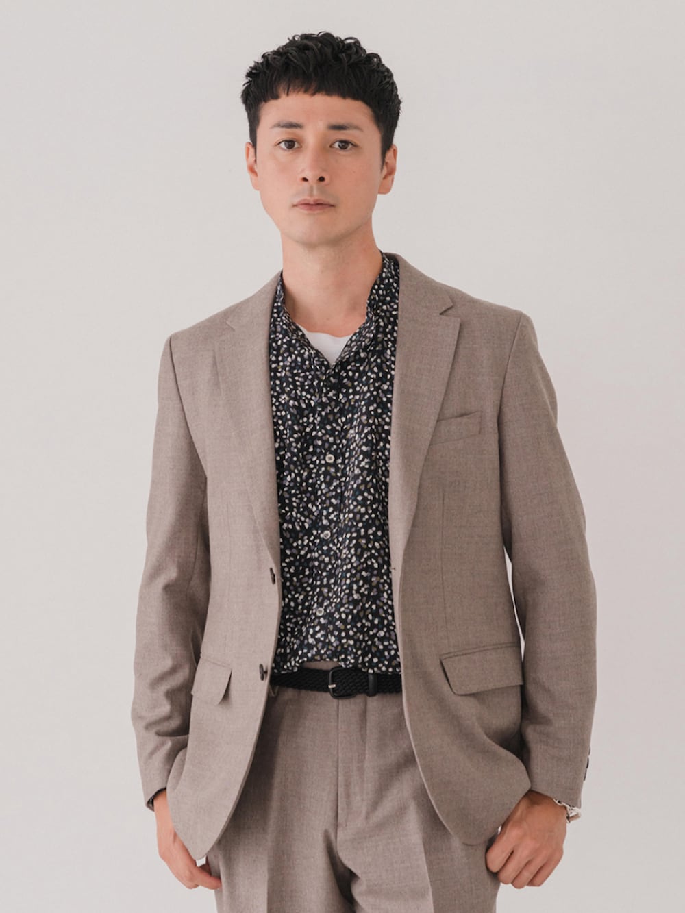 ブラック系のローファー、ベージュ系のテーラードジャケット、ブラック系のシャツ/ブラウスを着用したメンズの秋コーディネートの2枚目の写真