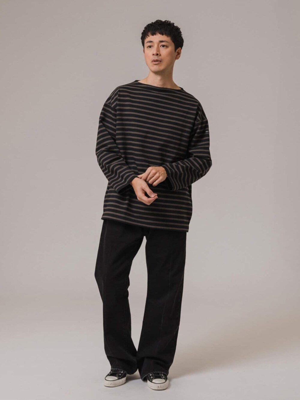 ブラック系のデニムパンツを着用したメンズの冬コーディネートの2枚目の写真