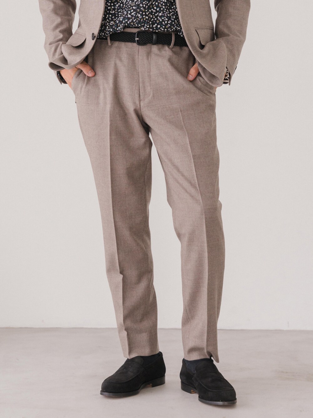 ブラック系のローファー、ベージュ系のテーラードジャケット、ブラック系のシャツ/ブラウスを着用したメンズの秋コーディネートの3枚目の写真