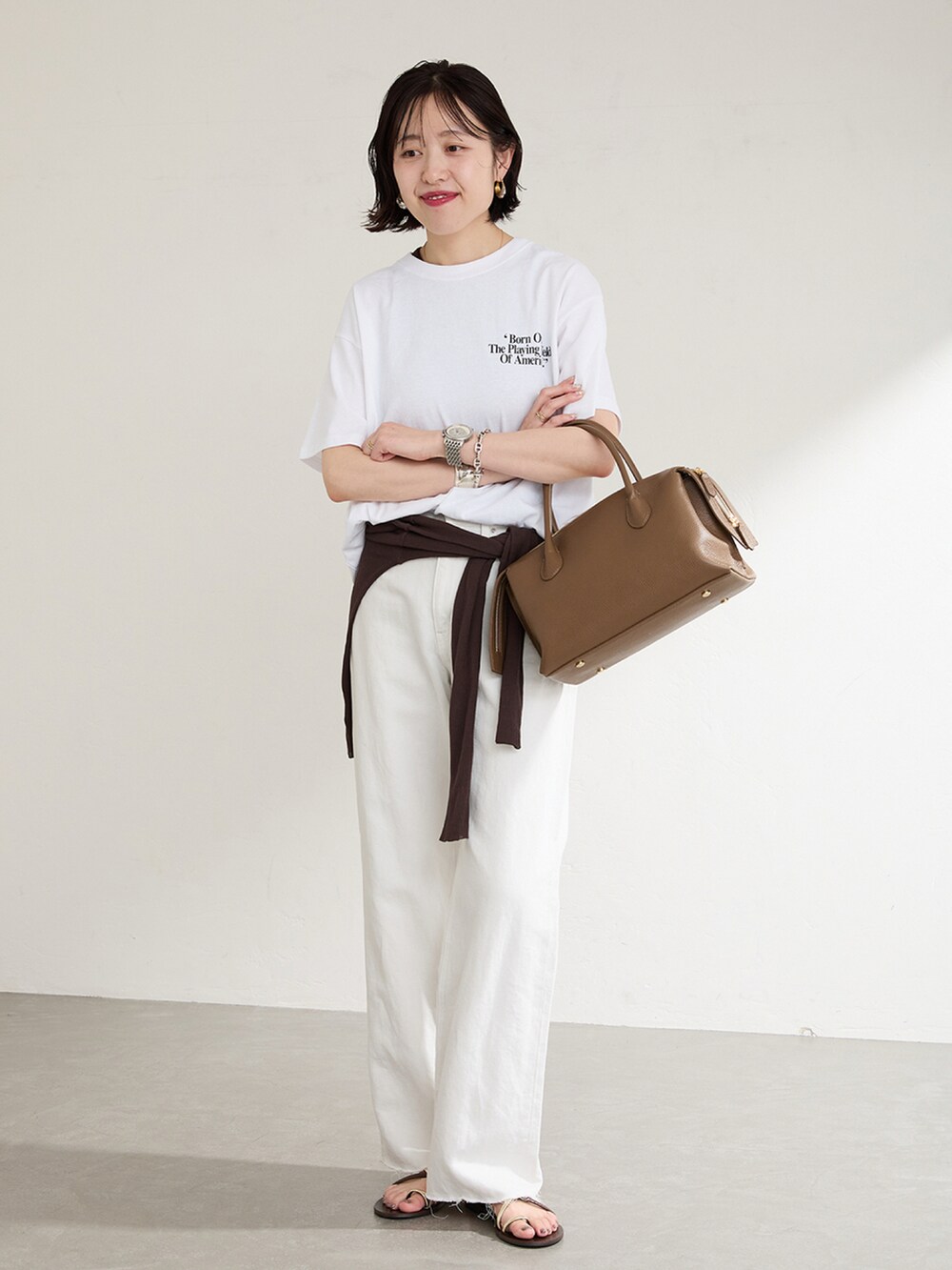 ブラウン系のサンダルを着用したレディースの夏コーディネートの2枚目の写真