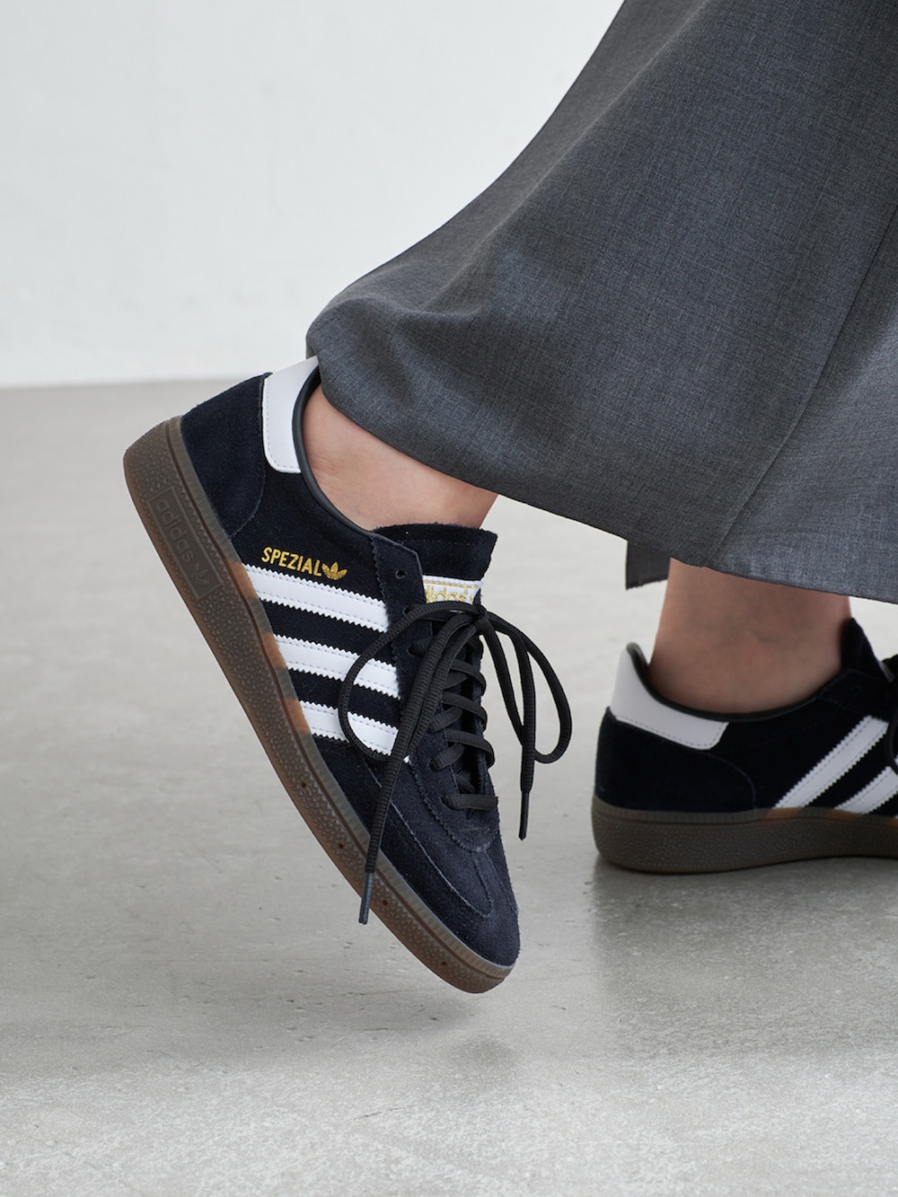 「夏ルックで気分アップ、スニーカーコーデ、オトナ女子、大人カジュアルコーデ」｜「LE TALONのadidas / アディダス HANDBALL SPEZIAL（スニーカー、ブラック系）」を使った、mai*さん（骨格ウェーブ・レディース・170cm）の夏コーディネートの4枚目の写真