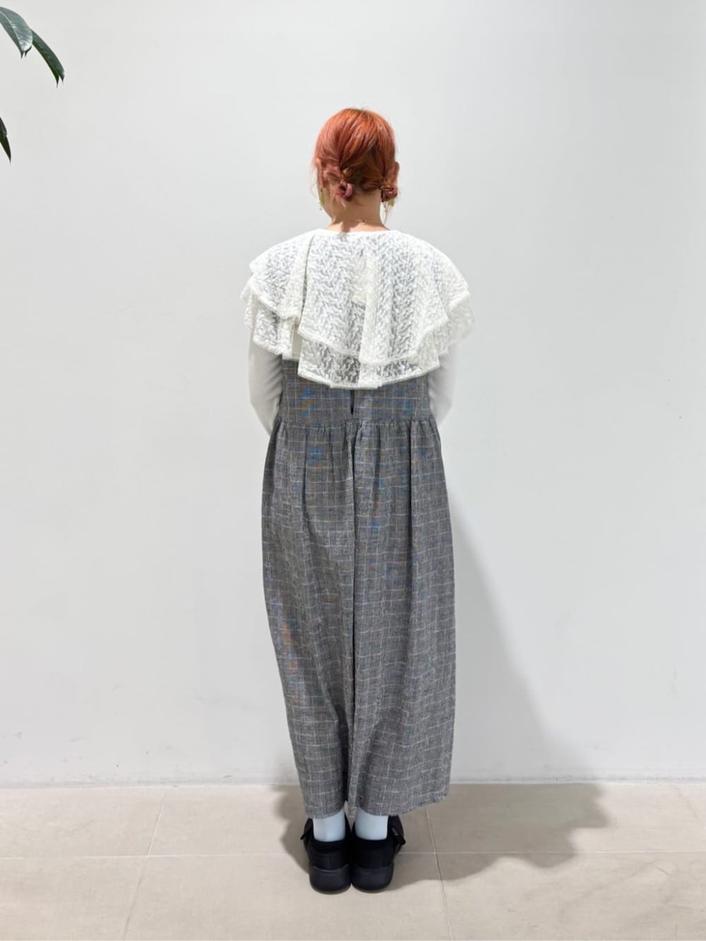 グレー系のワンピース、ホワイト系のTシャツ/カットソー、ホワイト系の付け襟を着用したレディースの夏コーディネートの4枚目の写真