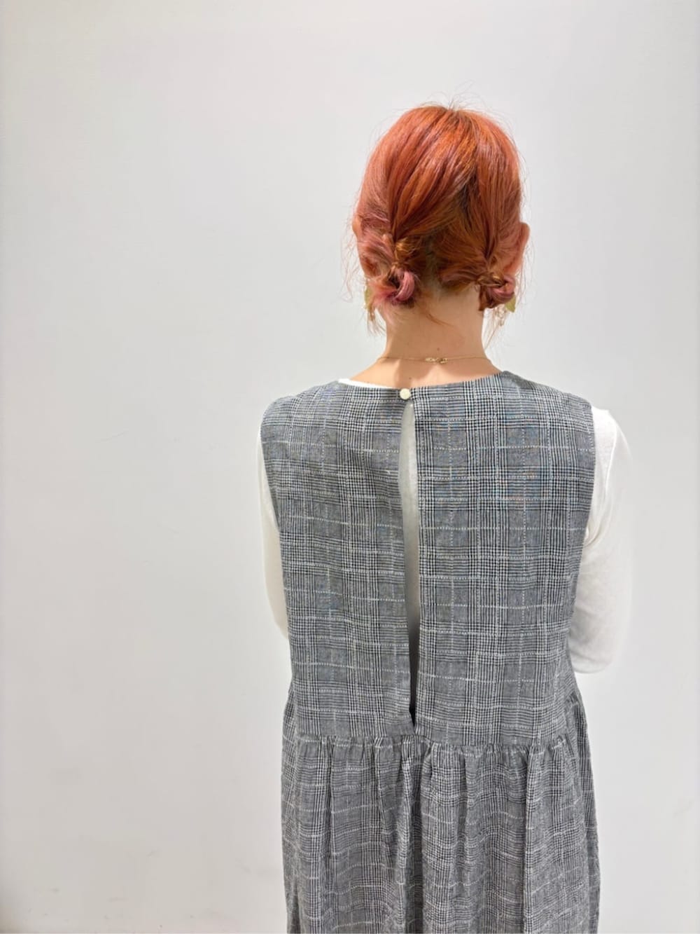 グレー系のワンピース、ホワイト系のTシャツ/カットソー、ホワイト系の付け襟を着用したレディースの夏コーディネートの2枚目の写真