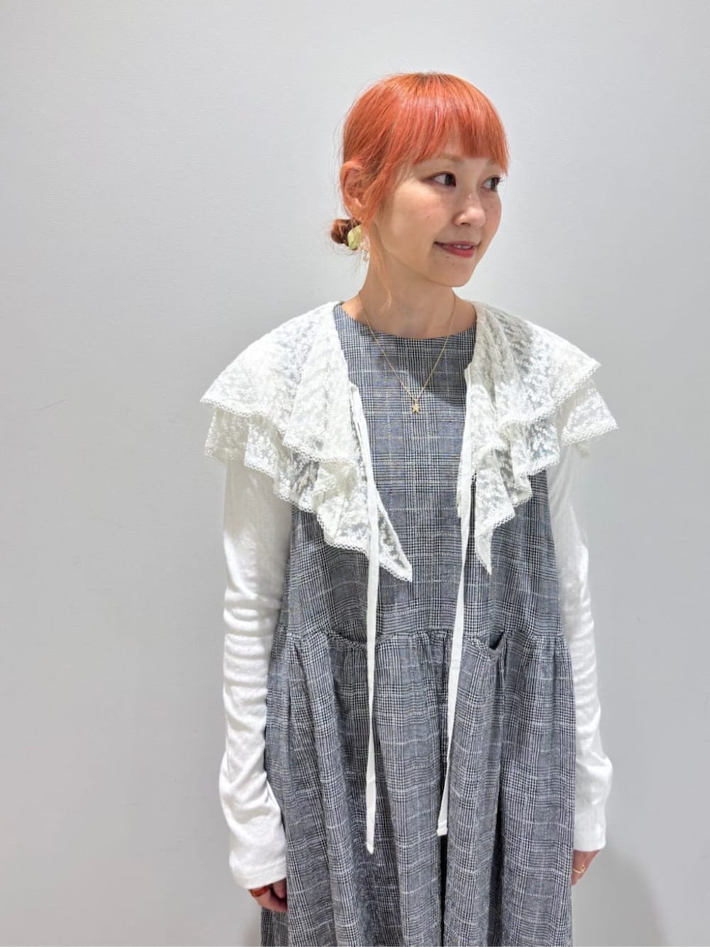 グレー系のワンピース、ホワイト系のTシャツ/カットソー、ホワイト系の付け襟を着用したレディースの夏コーディネートの6枚目の写真