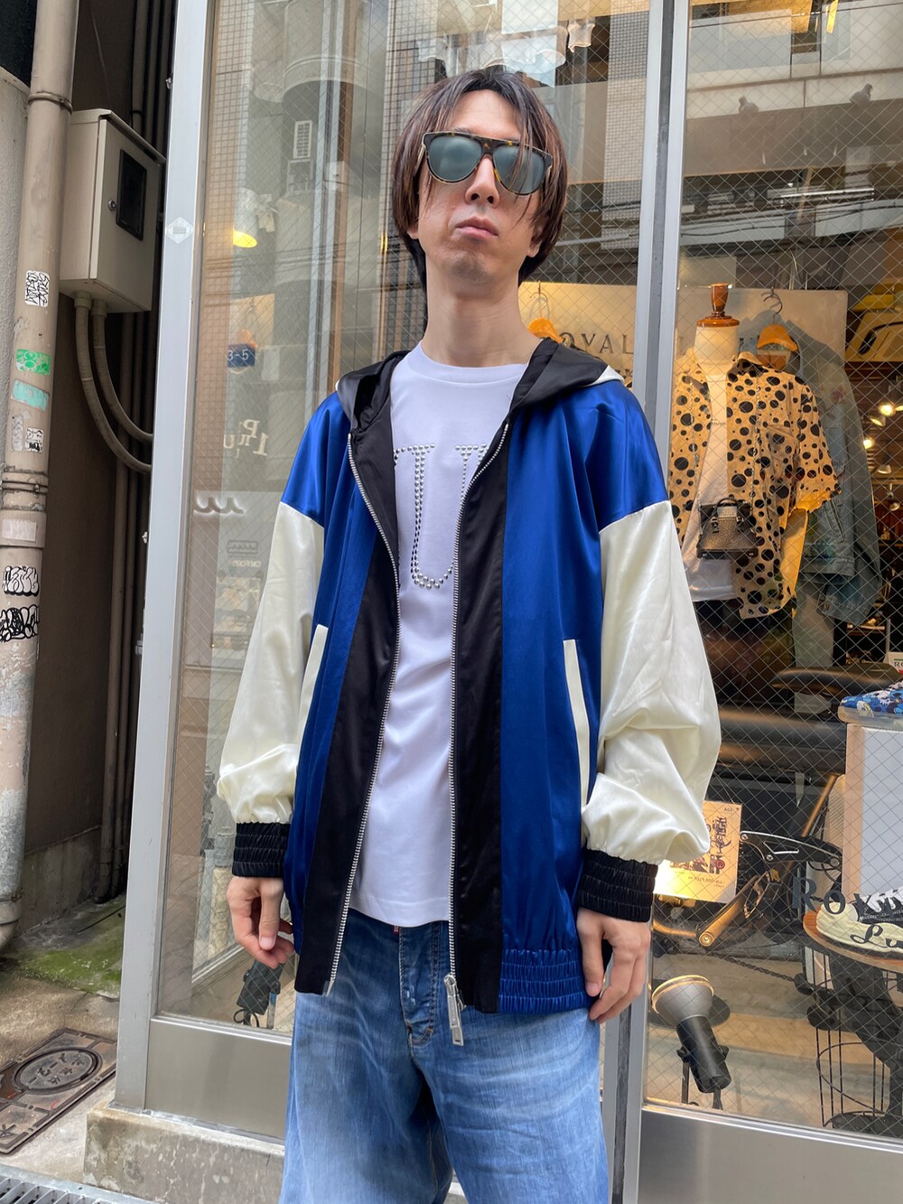 ホワイト系のTシャツ/カットソー、ブルー系のジャケット/アウター、ブルー系のデニムパンツを着用したメンズの夏コーディネートの4枚目の写真