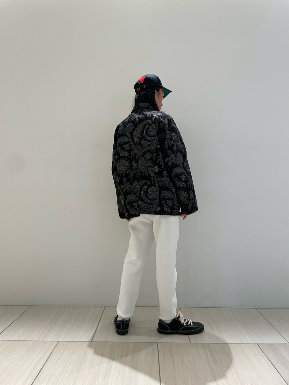 ブラック系のシャツ/ブラウス、ホワイト系のスウェットパンツ、ブラック系のスニーカーを着用したメンズの秋コーディネートの2枚目の写真