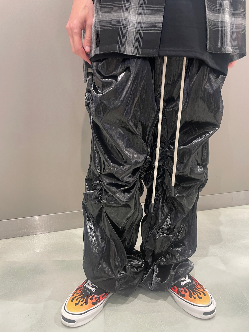 ブラック系のシャツ/ブラウス、ブラック系のTシャツ/カットソー、ブラック系のパンツを着用したメンズの夏コーディネートの5枚目の写真