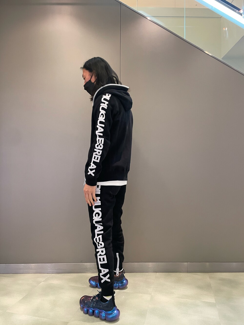 ブラック系のパーカー、ホワイト系のTシャツ/カットソー、ブラック系のスウェットパンツを着用したメンズの夏コーディネートの2枚目の写真