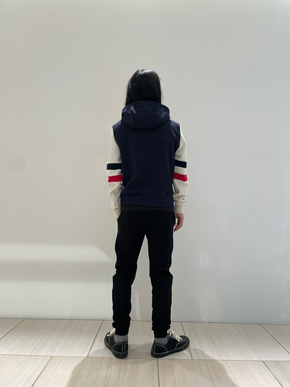 ブルー系のジャケット/アウター、ブラック系のその他パンツ、ブラック系のスニーカーを着用したメンズの秋コーディネートの2枚目の写真