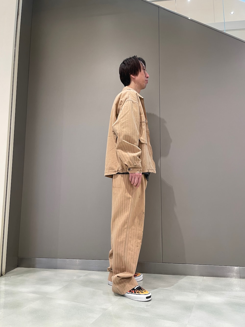 ブラック系のTシャツ/カットソー、ベージュ系のブルゾン、ベージュ系のパンツを着用したメンズの夏コーディネートの2枚目の写真