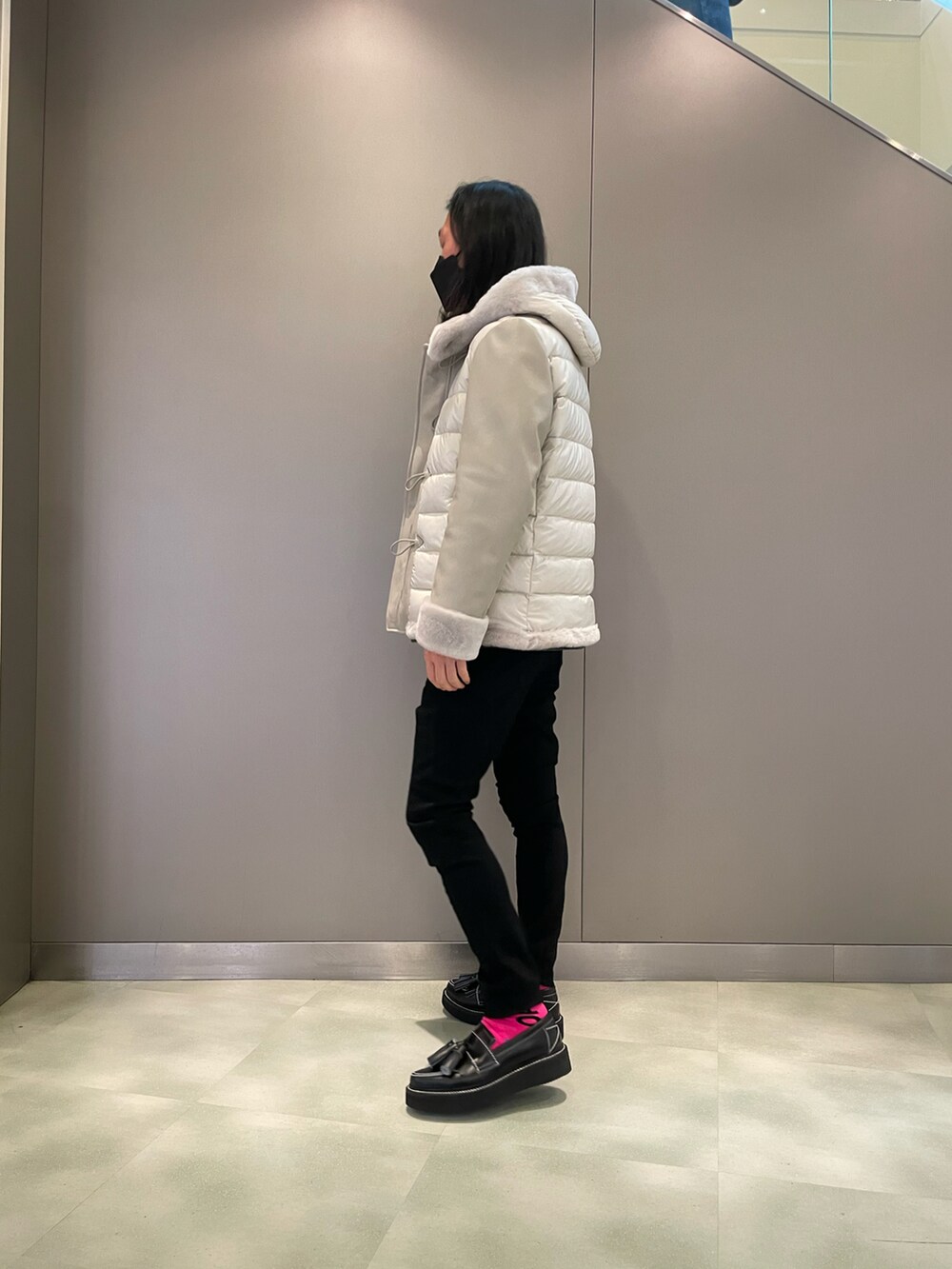 ブラック系のシャツ/ブラウス、ホワイト系のジャケット/アウター、ブラック系のパンツを着用したメンズの秋コーディネートの2枚目の写真