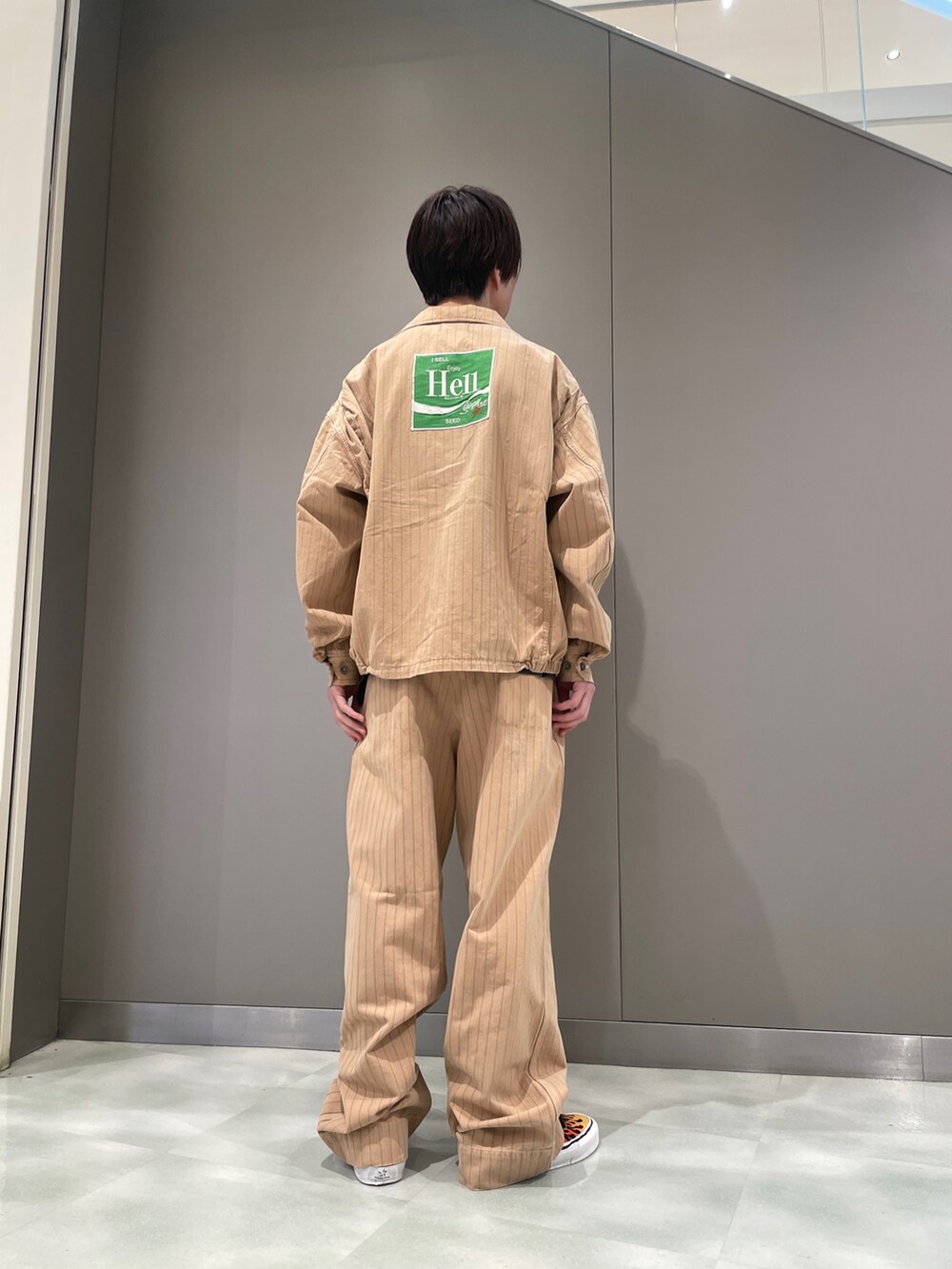 ブラック系のTシャツ/カットソー、ベージュ系のブルゾン、ベージュ系のパンツを着用したメンズの夏コーディネートの3枚目の写真