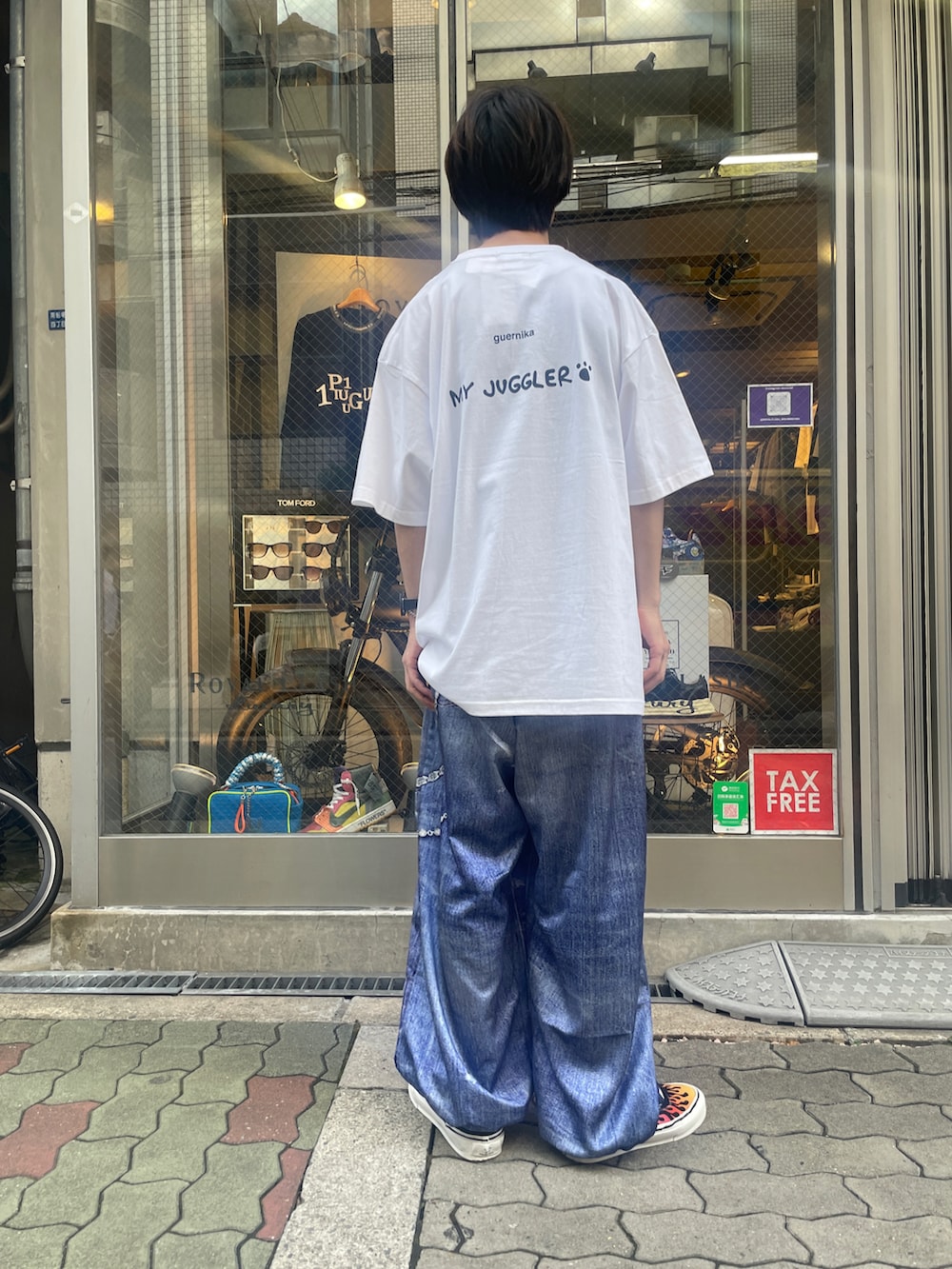 ホワイト系のTシャツ/カットソー、ブルー系のパンツ、ブラック系のスニーカーを着用したメンズの夏コーディネートの3枚目の写真