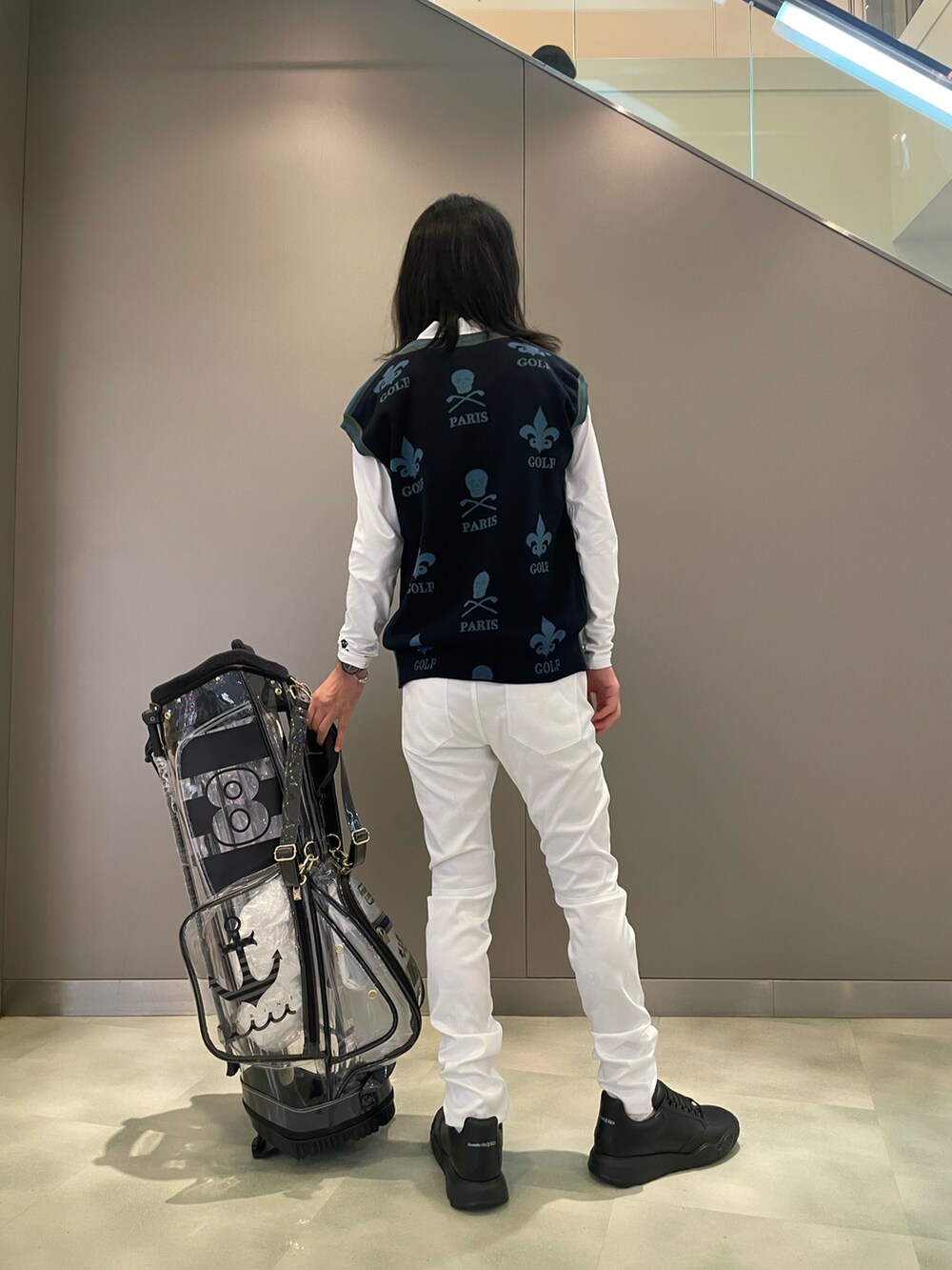 ブルー系のトップス、ホワイト系のTシャツ/カットソー、ホワイト系のその他パンツを着用したメンズの秋コーディネートの2枚目の写真