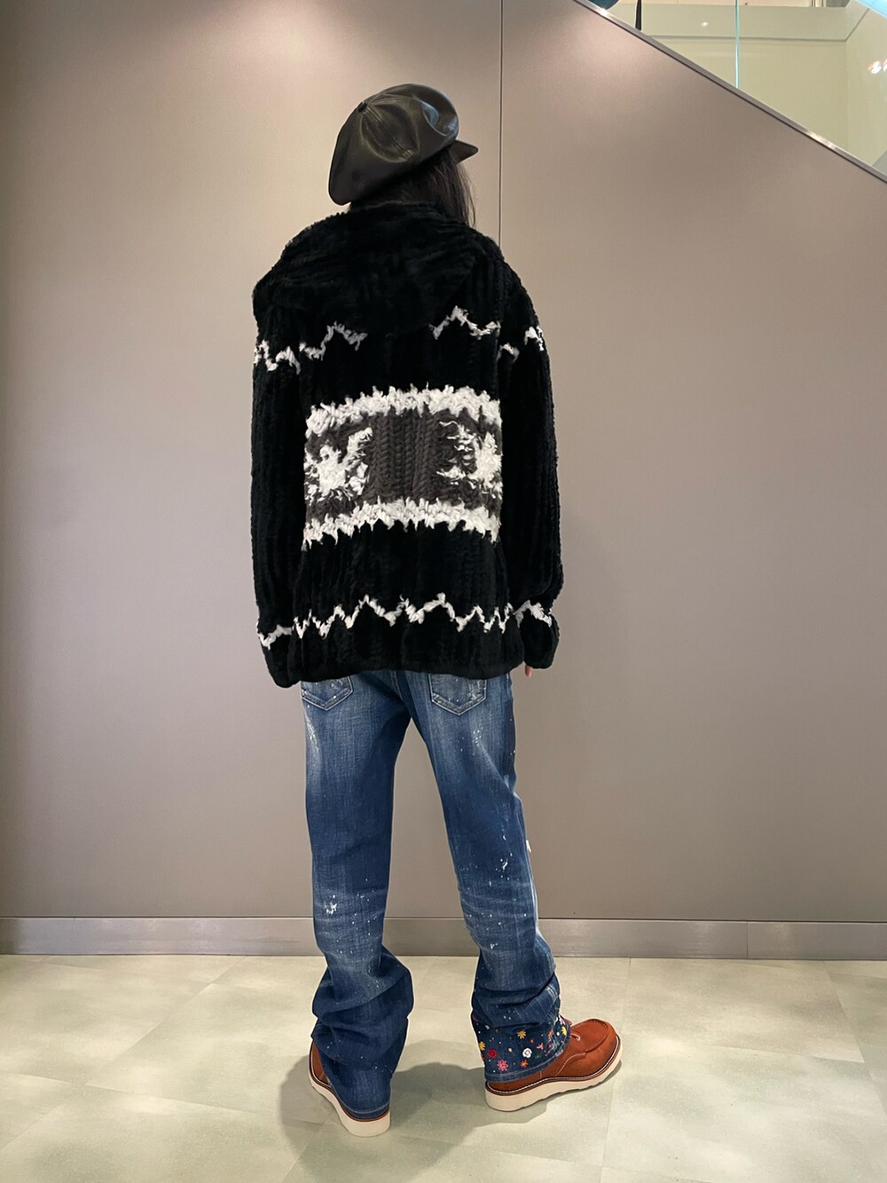 ブラック系のTシャツ/カットソー、ブラック系のジャケット/アウター、ブルー系のデニムパンツを着用したメンズの秋コーディネートの2枚目の写真