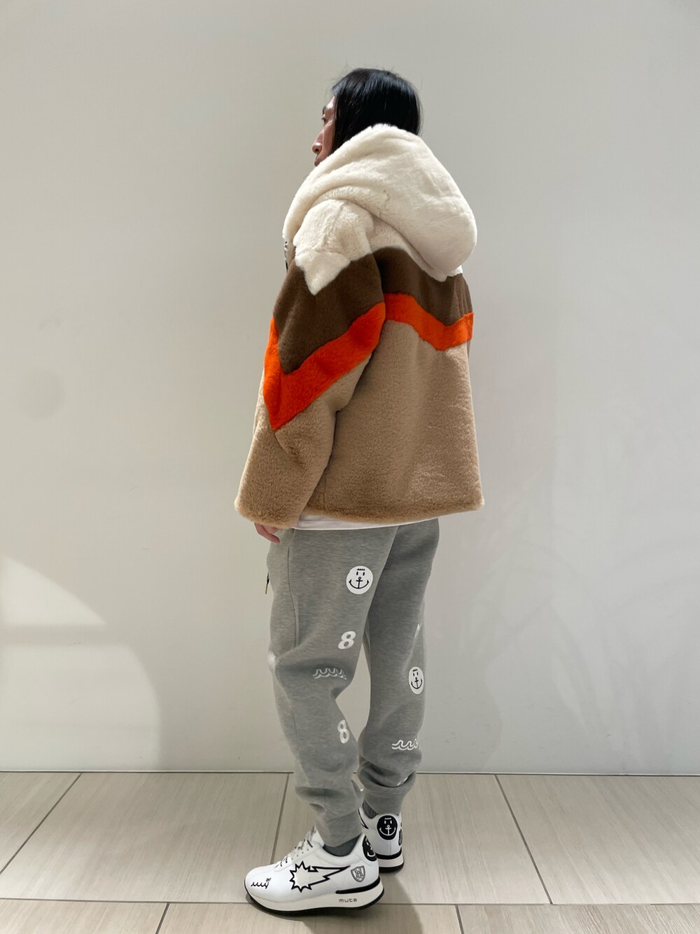 ベージュ系のジャケット/アウター、ホワイト系のTシャツ/カットソー、グレー系のその他パンツを着用したメンズの冬コーディネートの3枚目の写真