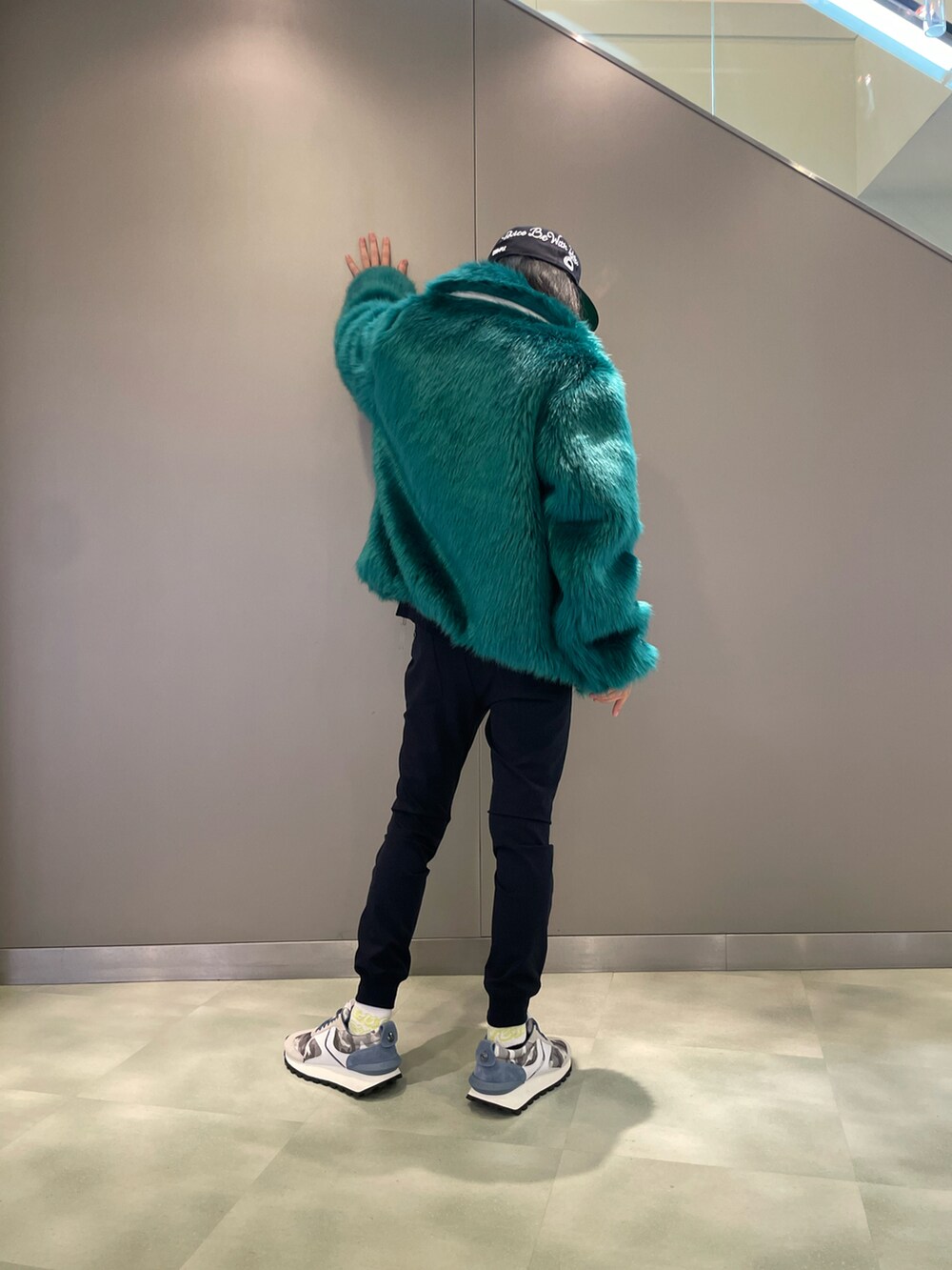 グリーン系のジャケット/アウター、ブルー系のTシャツ/カットソー、ブルー系のパンツを着用したメンズの夏コーディネートの2枚目の写真