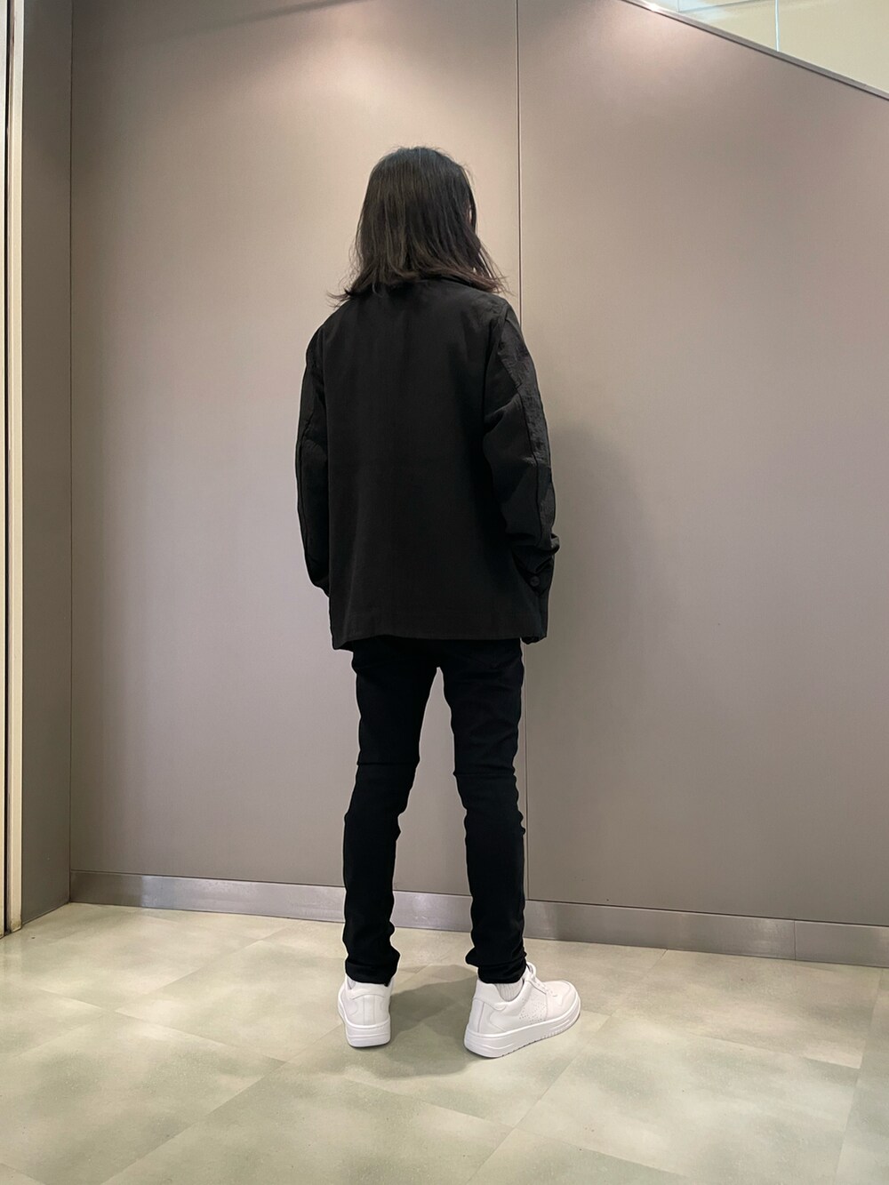 「Transit、シャツスタイル、シンプルコーデ、大人カジュアル、大人コーデ、モノトーンコーデ、スニーカー、2STAR、ISAMU KATAYAMA BACKLASH、モックネック、ロンT、ブラック、秋冬、きれいめカジュアル、ootd」｜「ISAMU KATAYAMA BACKLASHのアイテム（パンツ、ブラック系）」を使った、おかださん（メンズ・176cm）の夏コーディネートの2枚目の写真