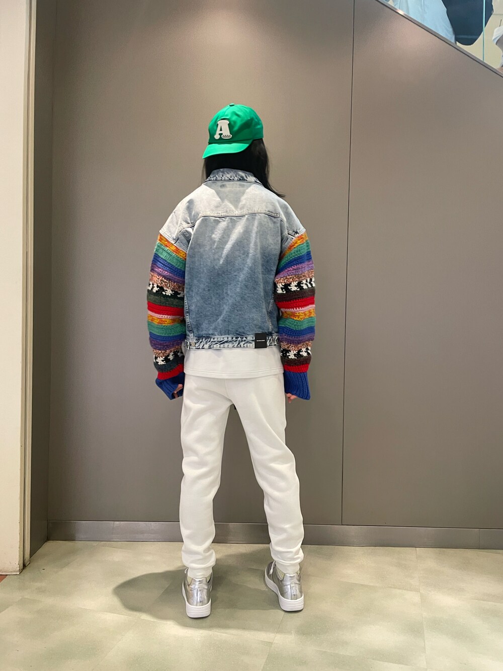 ブルー系のジャケット/アウター、ホワイト系のパンツ、シルバー系のスニーカーを着用したメンズの秋コーディネートの2枚目の写真