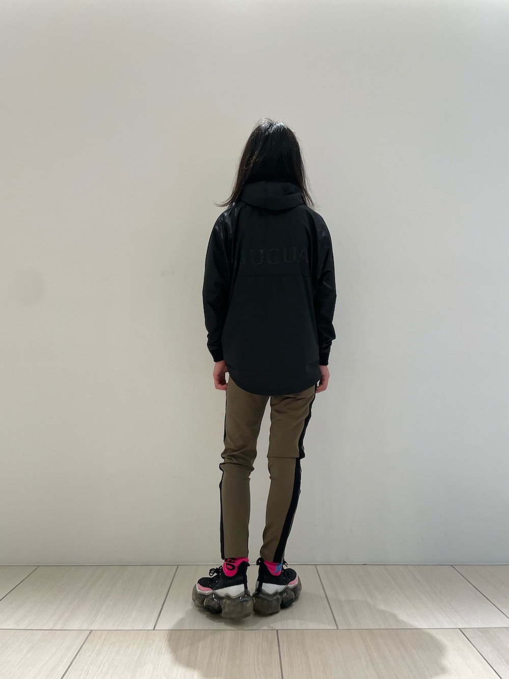 ブラック系のジャケット/アウター、グリーン系のスウェットパンツ、ブラック系のスニーカーを着用したメンズの秋コーディネートの2枚目の写真