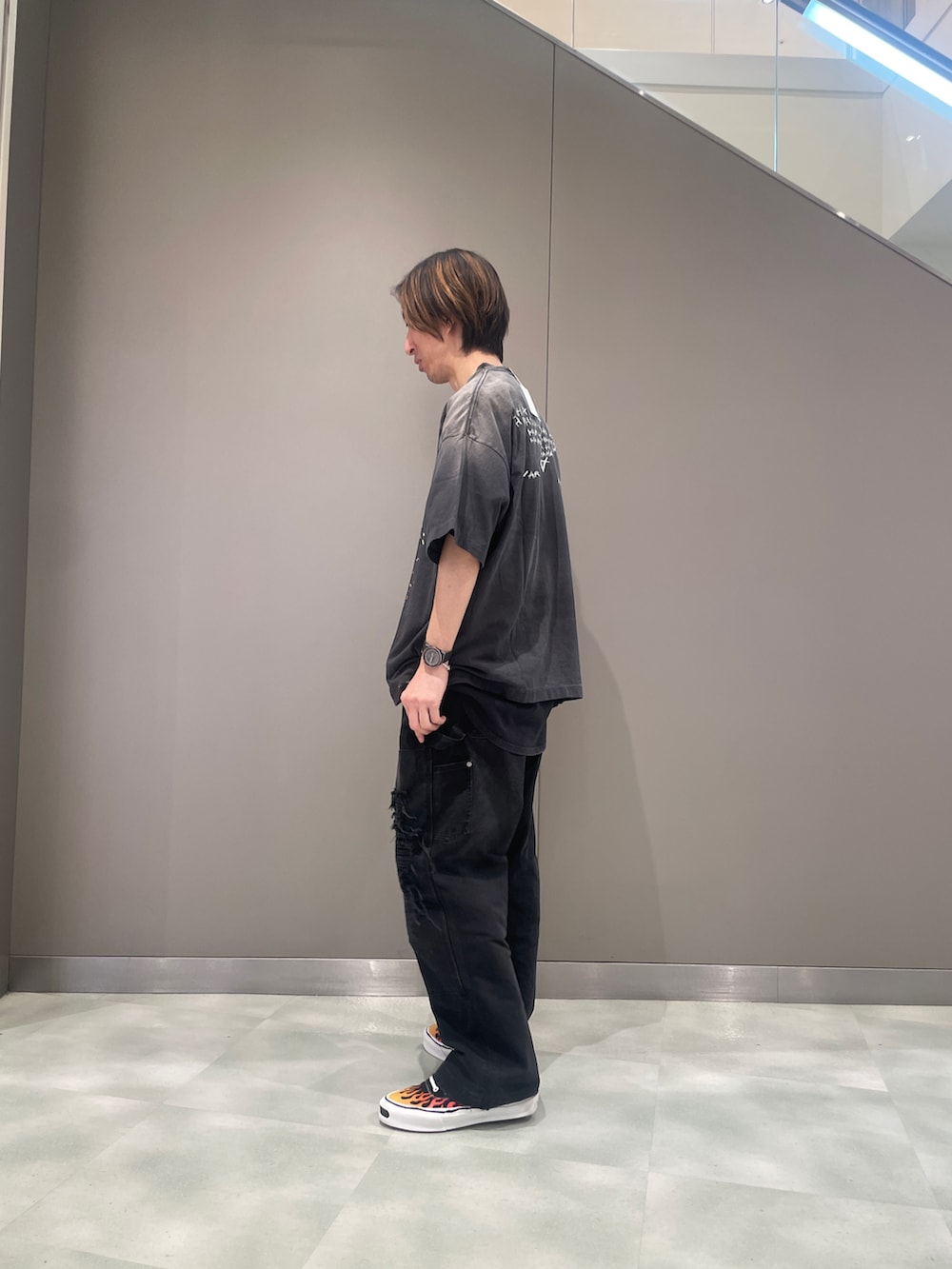 ブラック系のその他パンツ、ブラック系のスニーカー、ブラック系のTシャツ/カットソーを着用したメンズの春コーディネートの2枚目の写真