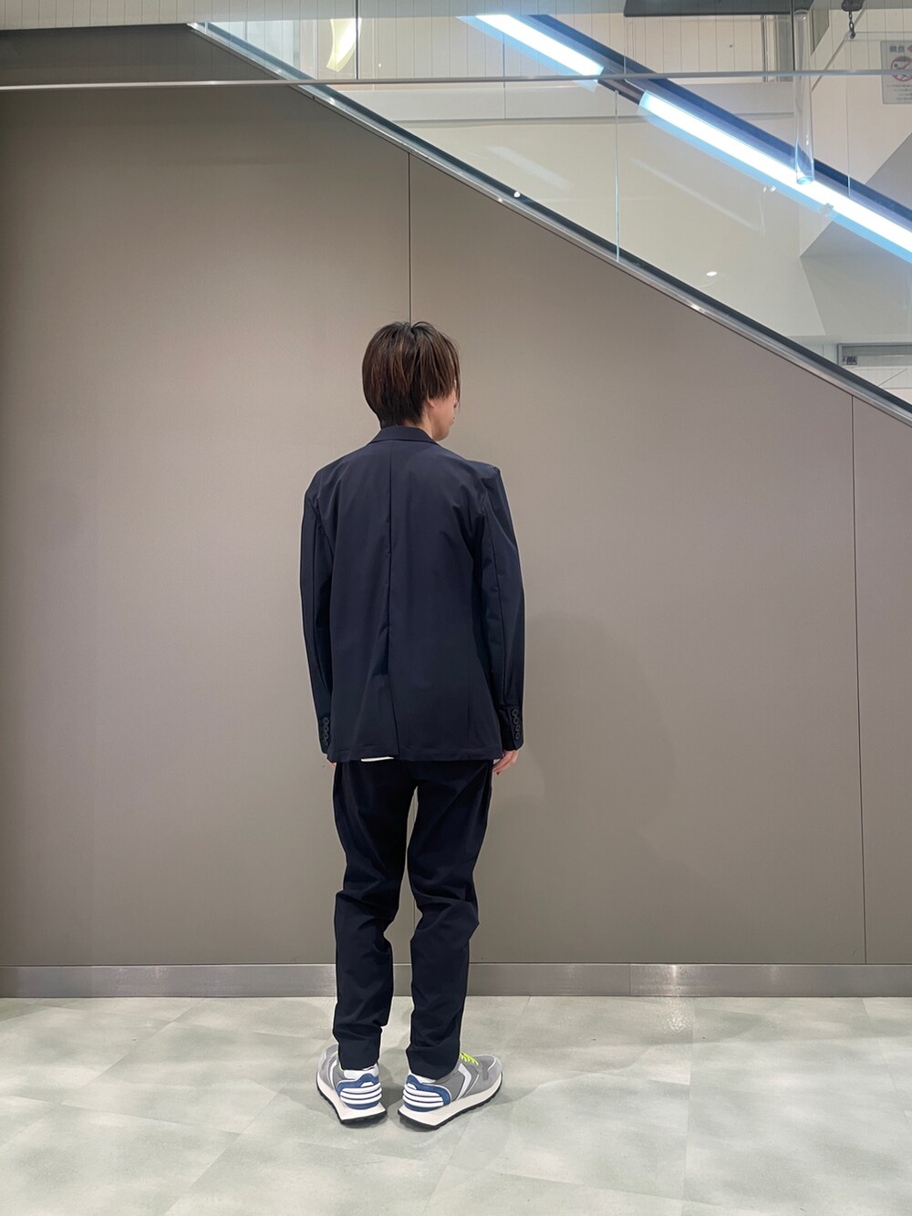 ブルー系のテーラードジャケット、ホワイト系のTシャツ/カットソー、ブルー系のその他パンツを着用したメンズの春コーディネートの4枚目の写真