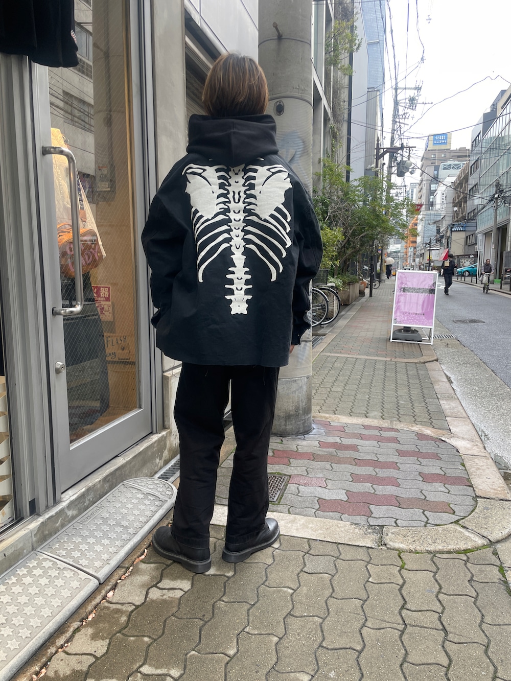 ブラック系のパーカー、ブラック系のシャツ/ブラウスを着用したメンズの春コーディネートの2枚目の写真