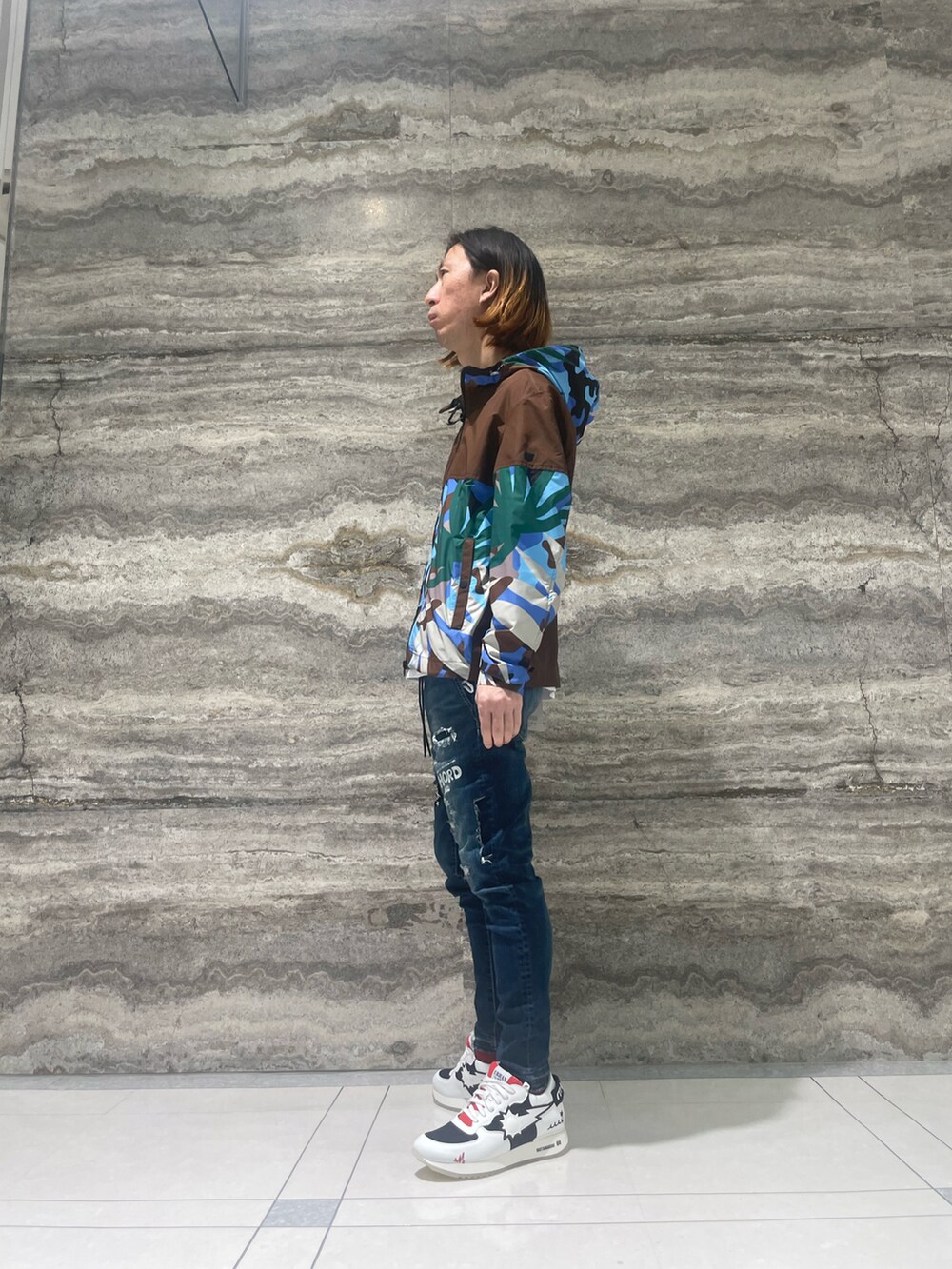 その他のパーカー、その他のデニムパンツ、ホワイト系のスニーカーを着用したメンズの春コーディネートの2枚目の写真