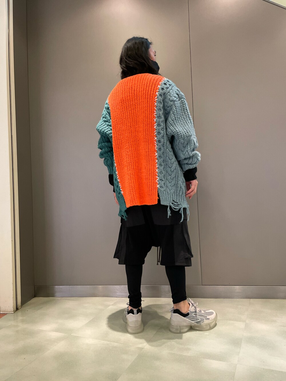 ブラック系のニット/セーター、その他のカーディガン/ボレロ、ブラック系のその他パンツを着用したメンズの夏コーディネートの2枚目の写真