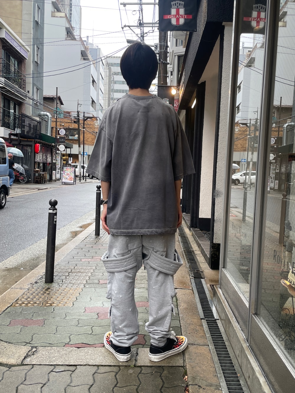 ブラック系のTシャツ/カットソー、グレー系のスウェットパンツ、ブラック系のスニーカーを着用したメンズの夏コーディネートの3枚目の写真